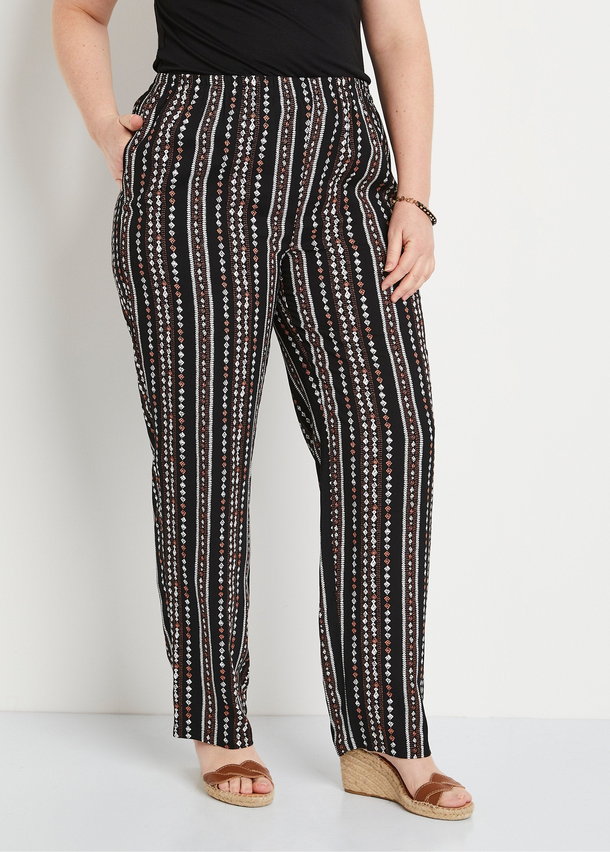 Elasticated_waist_printed_pants_Black_background_FA1_curvy