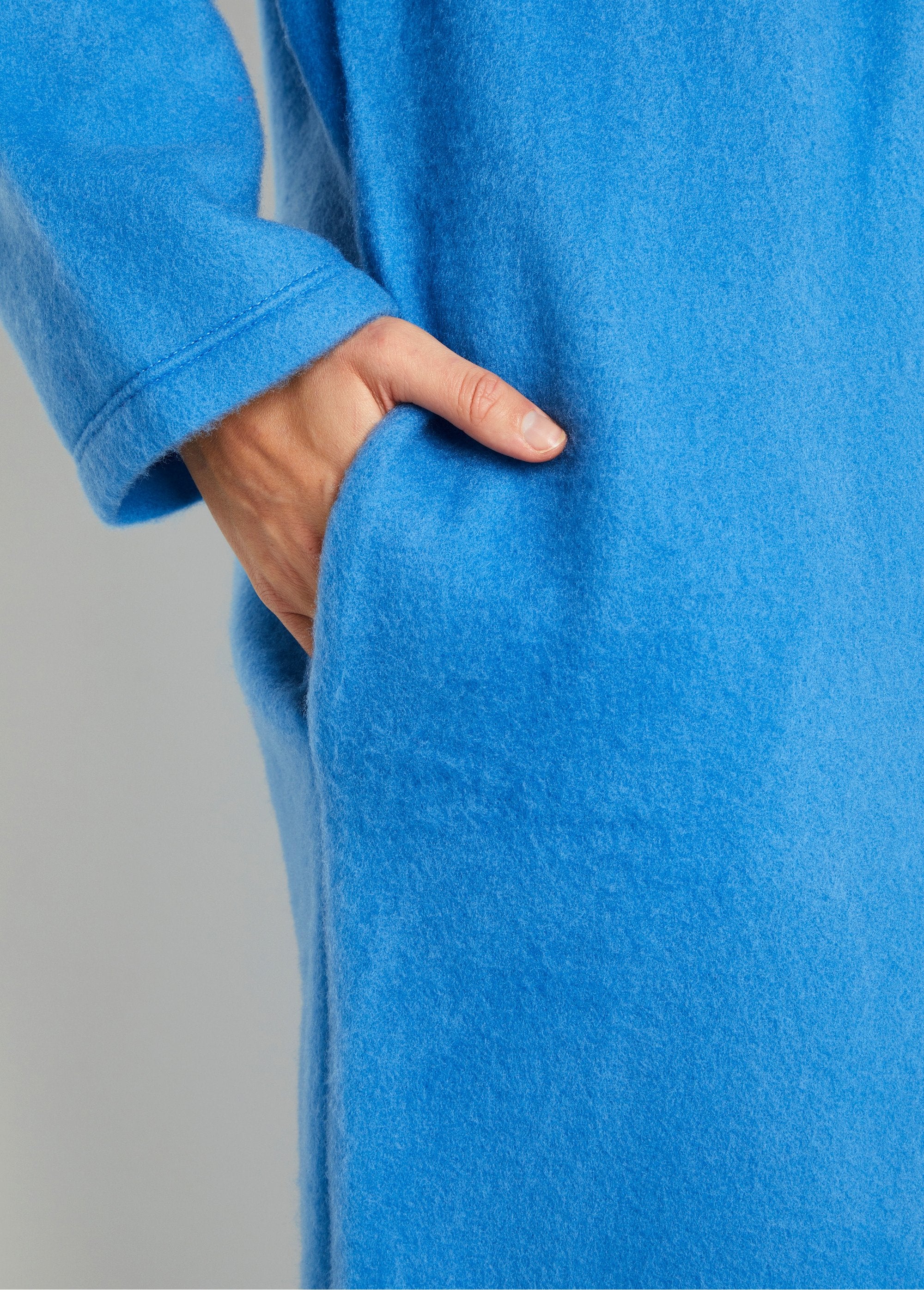 Long_embroidered_fleece_buttoned_bathrobe_with_shawl_collar_Blue_DE2_curvy