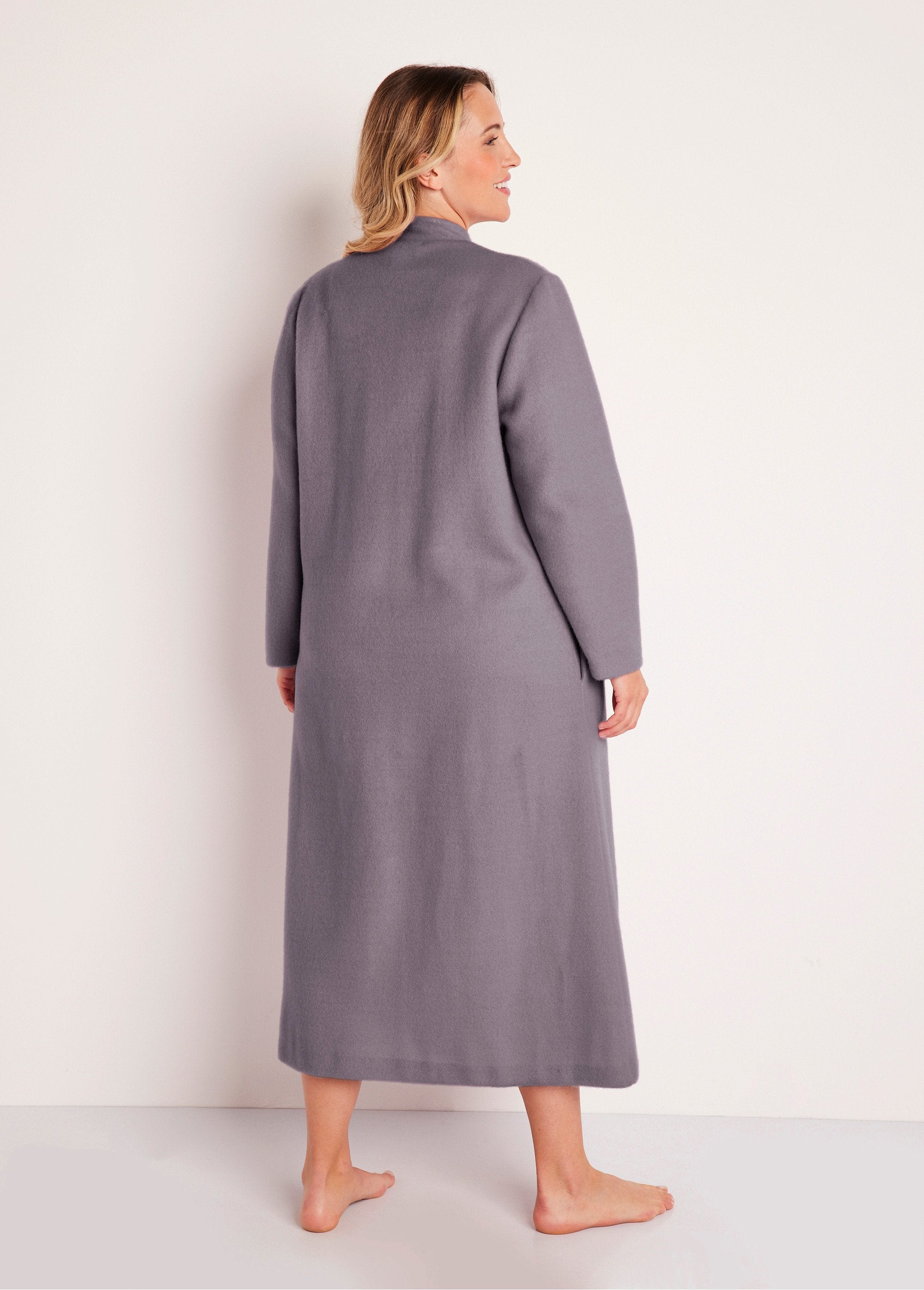 Courtelle®_zipped_knit_bathrobe_Pearl_grey_DO1_curvy