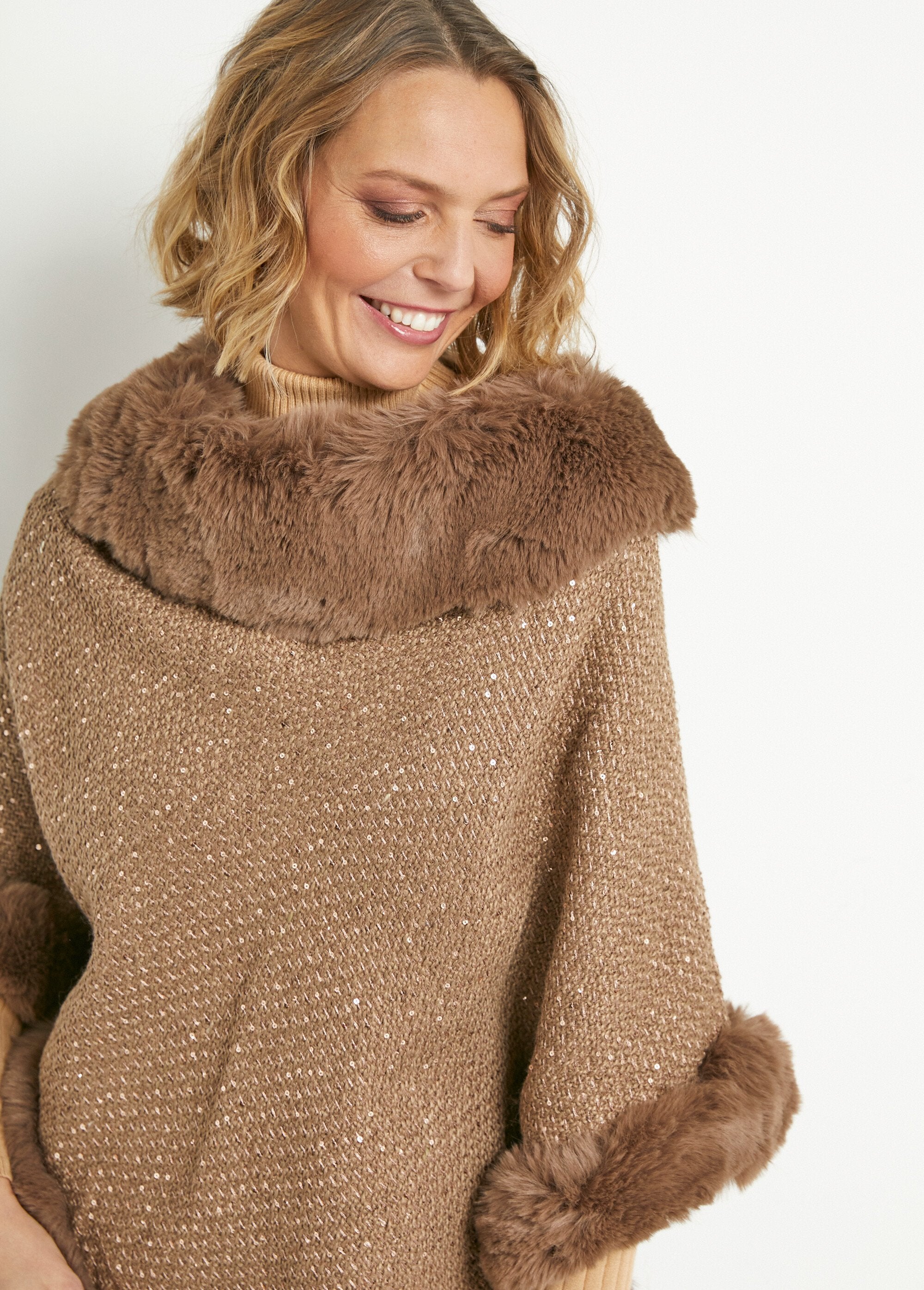 Poncho_bord_fourrure_maille_paillettée_Camel_DE1_slim