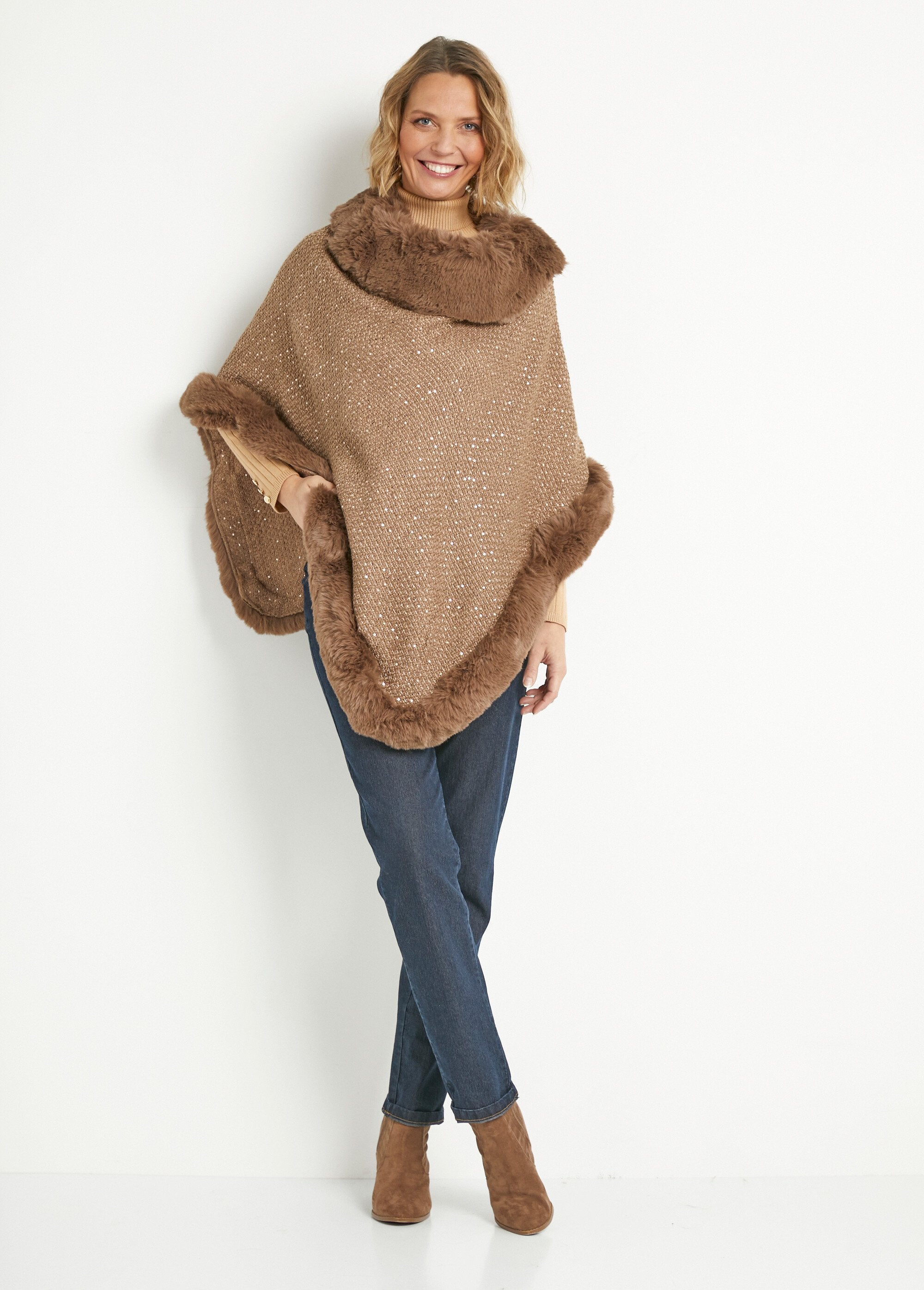 Poncho_bord_fourrure_maille_paillettée_Camel_SF1_slim