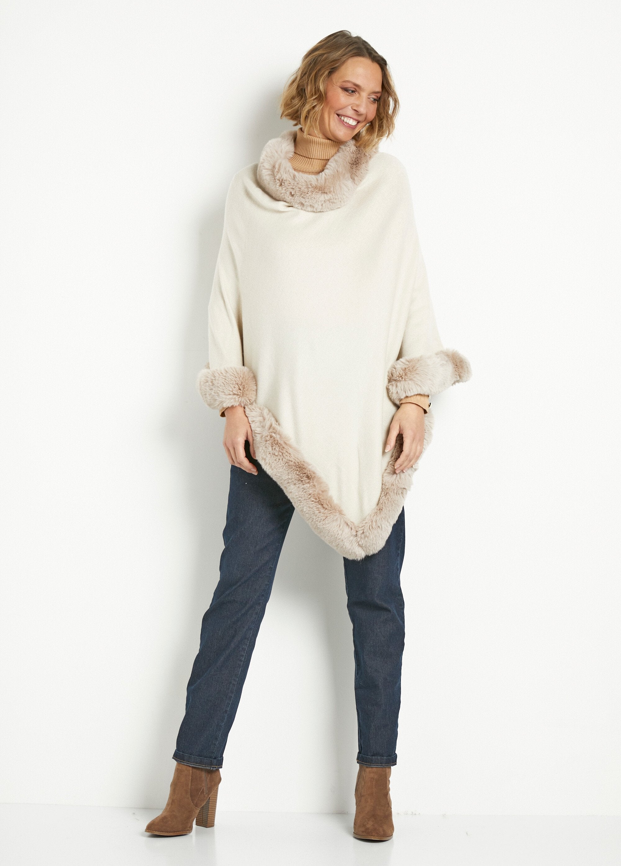 Poncho_en_maille_avec_bord_fourrure_Beige_SF1_slim