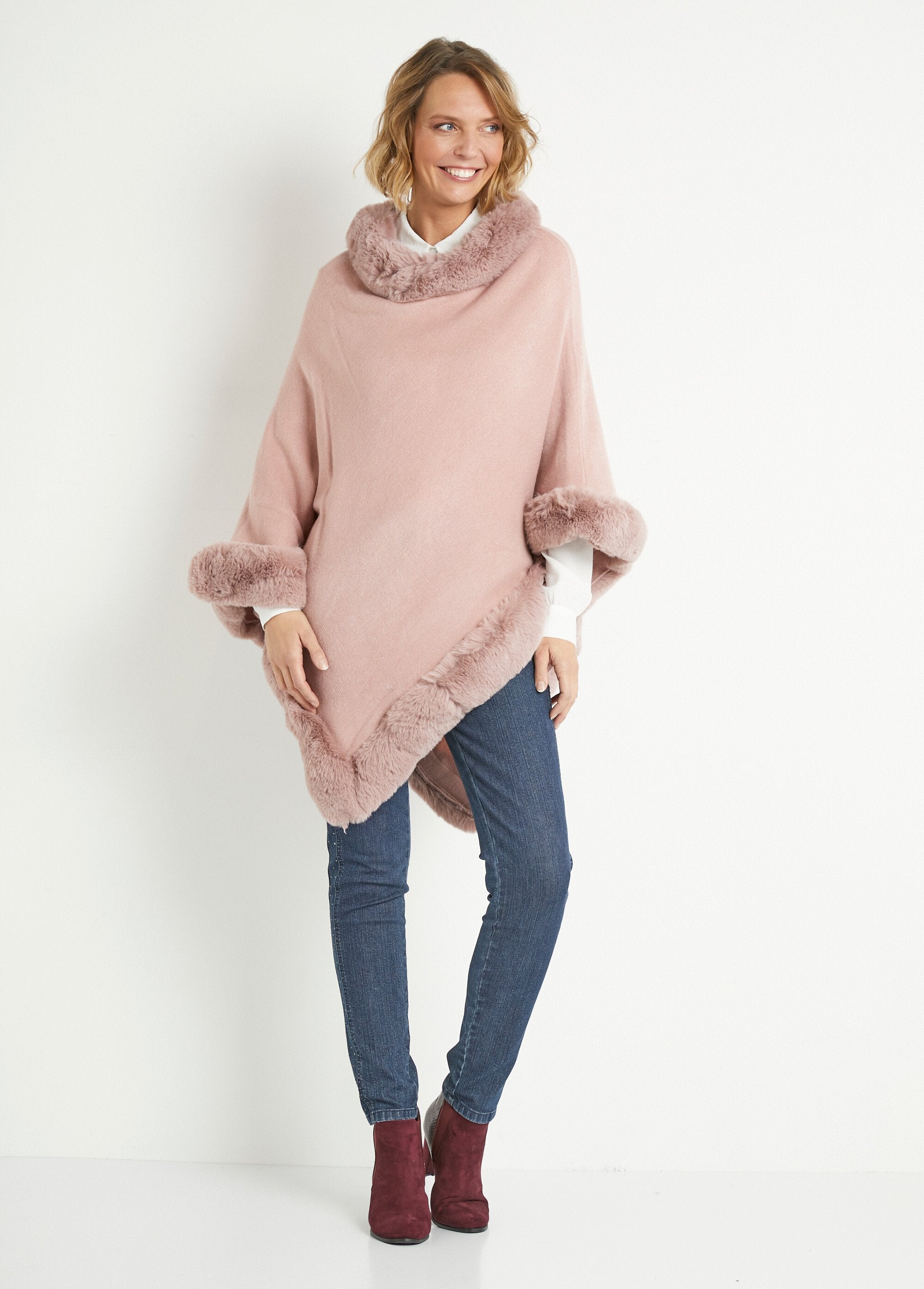 Poncho_en_maille_avec_bord_fourrure_Rose_SF1_slim