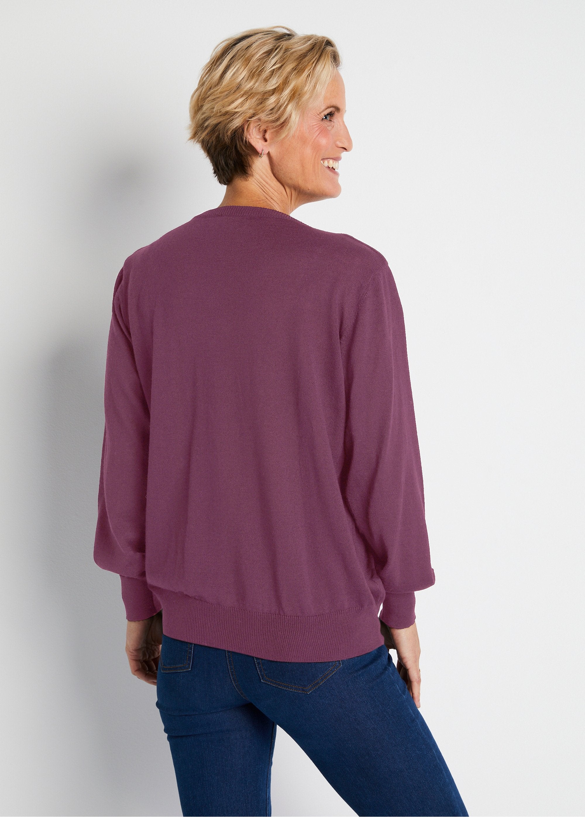 Short_V-neck_sweater_with_merino_wool_Violin_DO1_slim