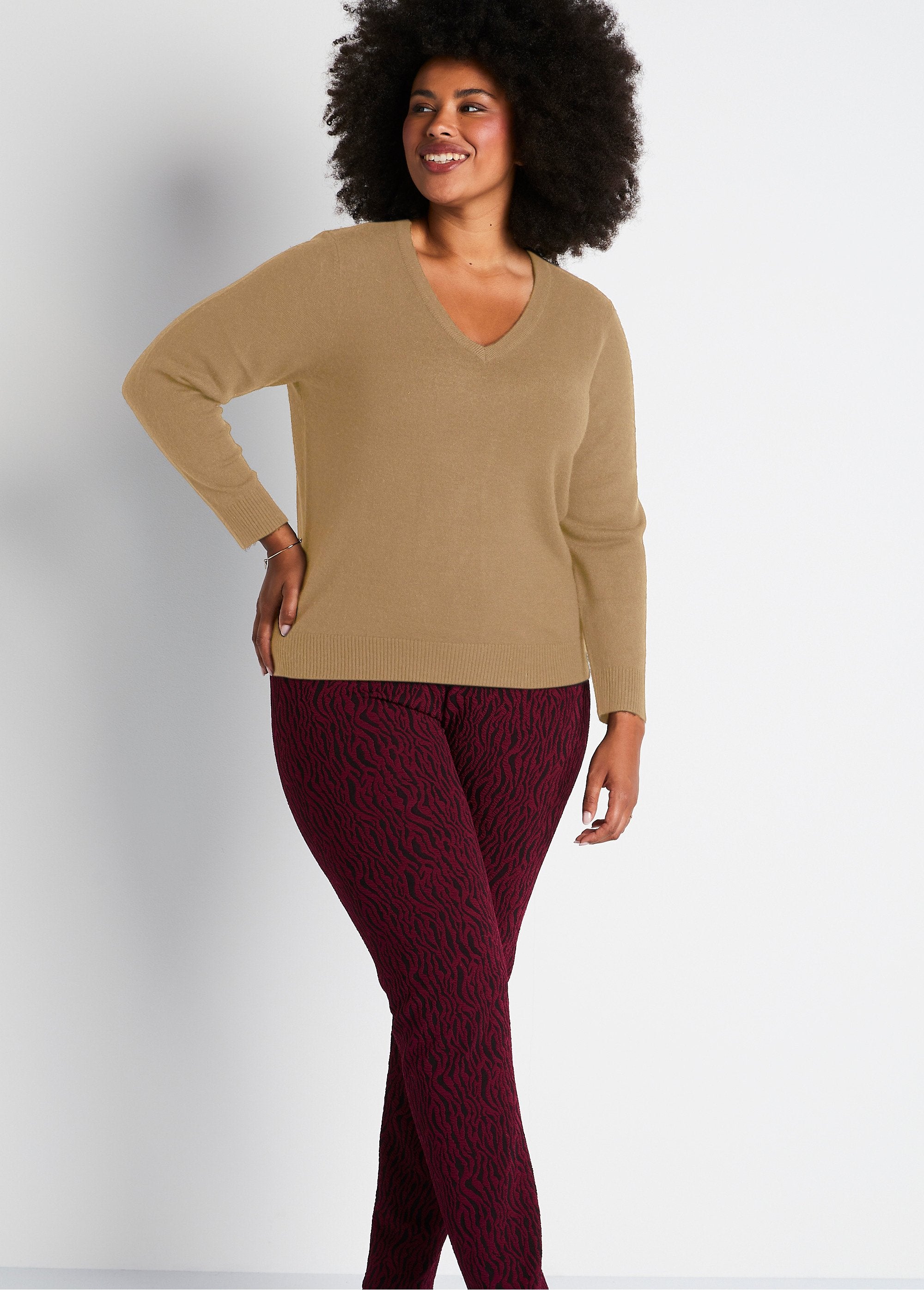 Soft_long-sleeved_V-neck_sweater_camel_SF1_curvy