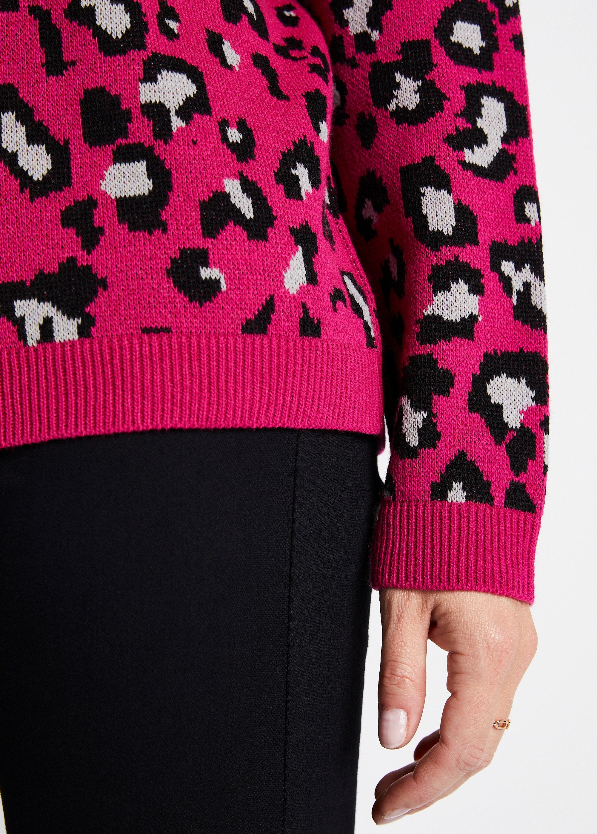 Round_neck_leopard_jacquard_sweater_Fuchsia_and_black_DE2_slim