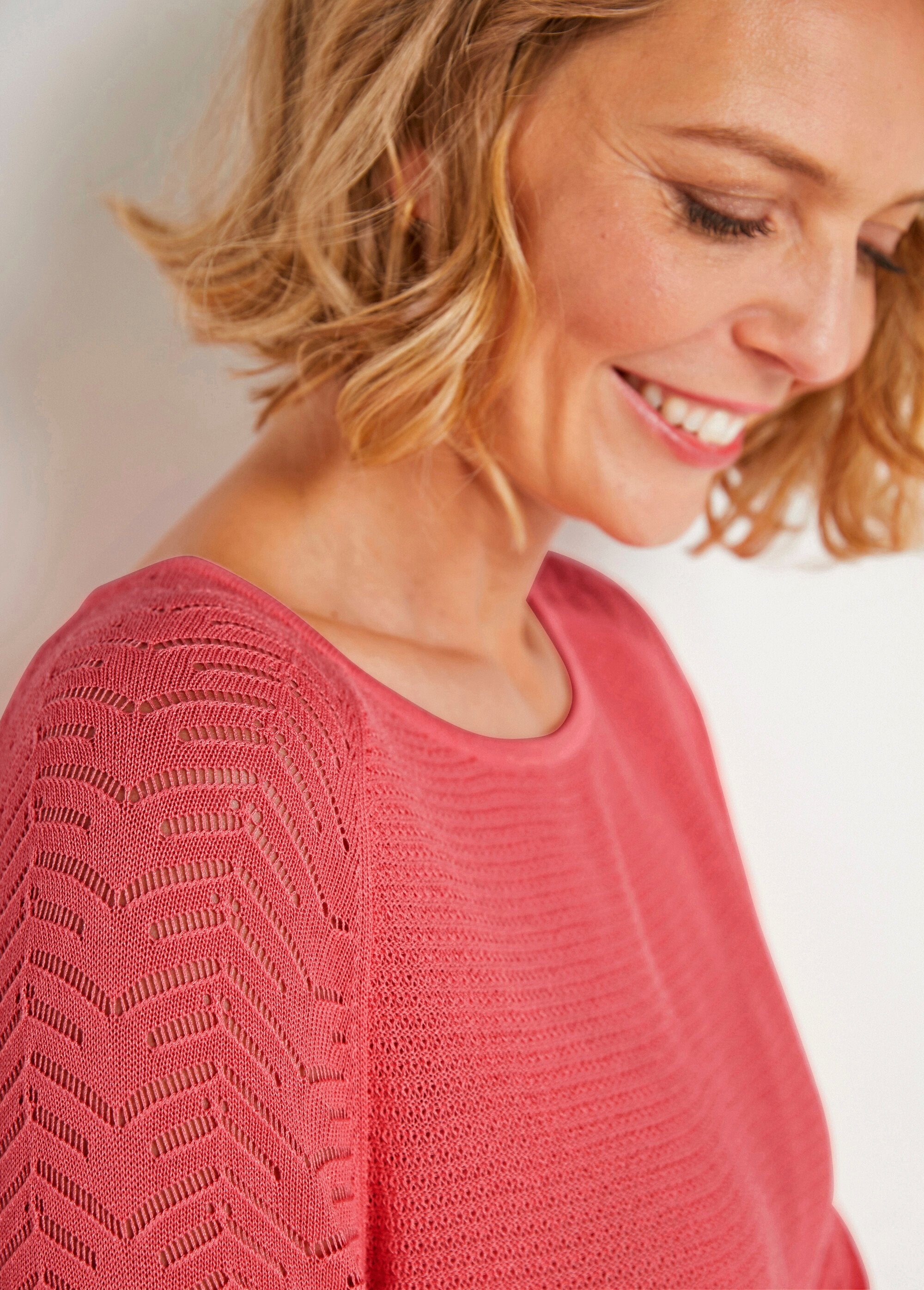 Lightweight_sweater_with_3/4_raglan_sleeves_and_round_neck_Coral_DE2_slim