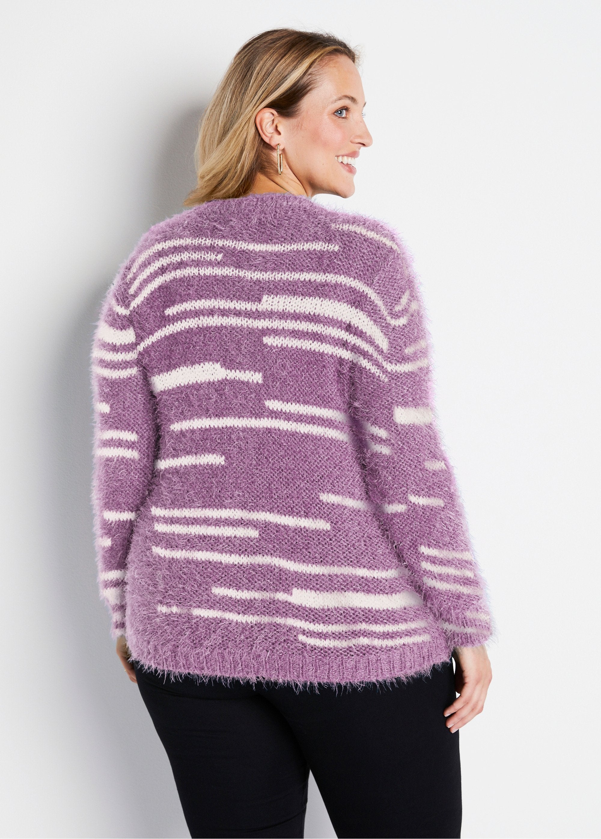 Soft_knit_hairy_effect_sweater_Parma_and_ecru_DO1_curvy