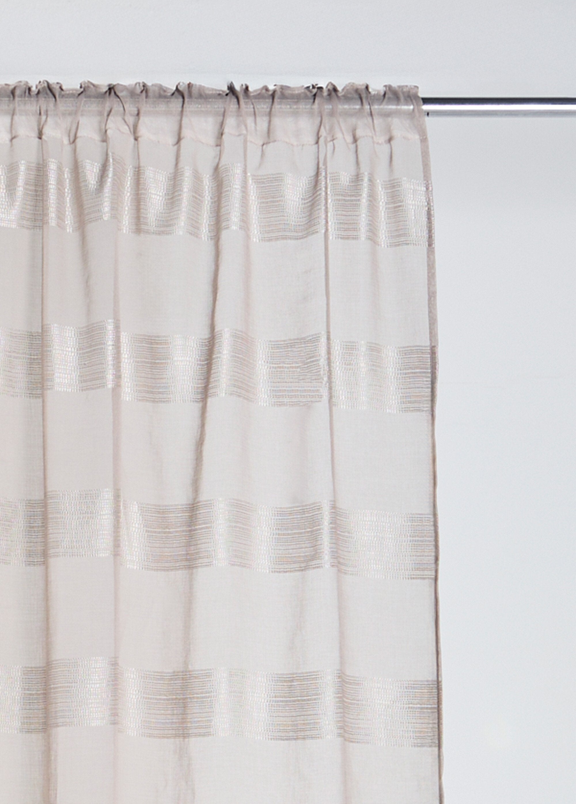 One-panel_curtain_with_gathered_heading,_glossy_Mole_DE1_slim