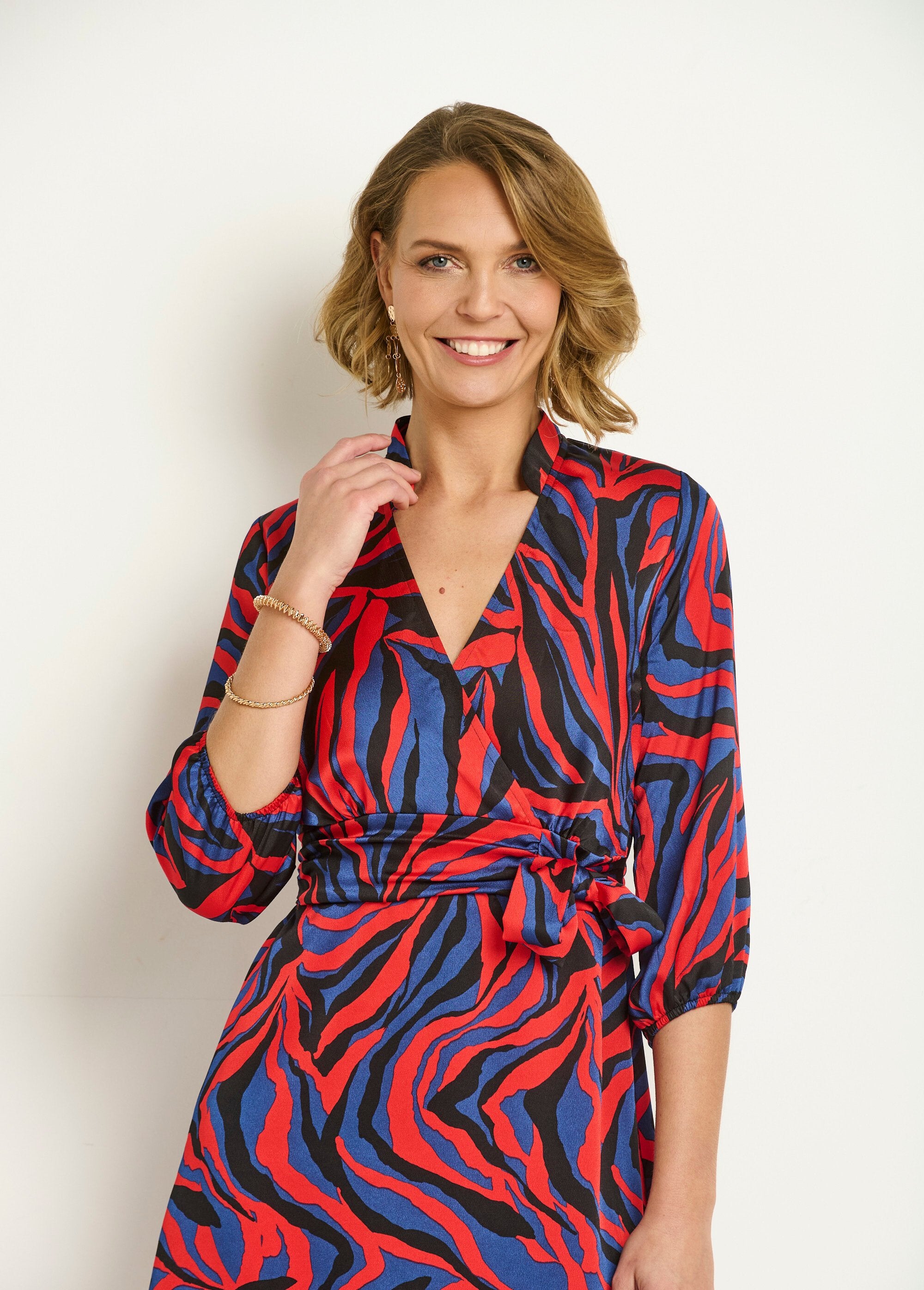 Short_wrap_dress_with_colorful_zebra_print_Red_and_blue_DE1_slim