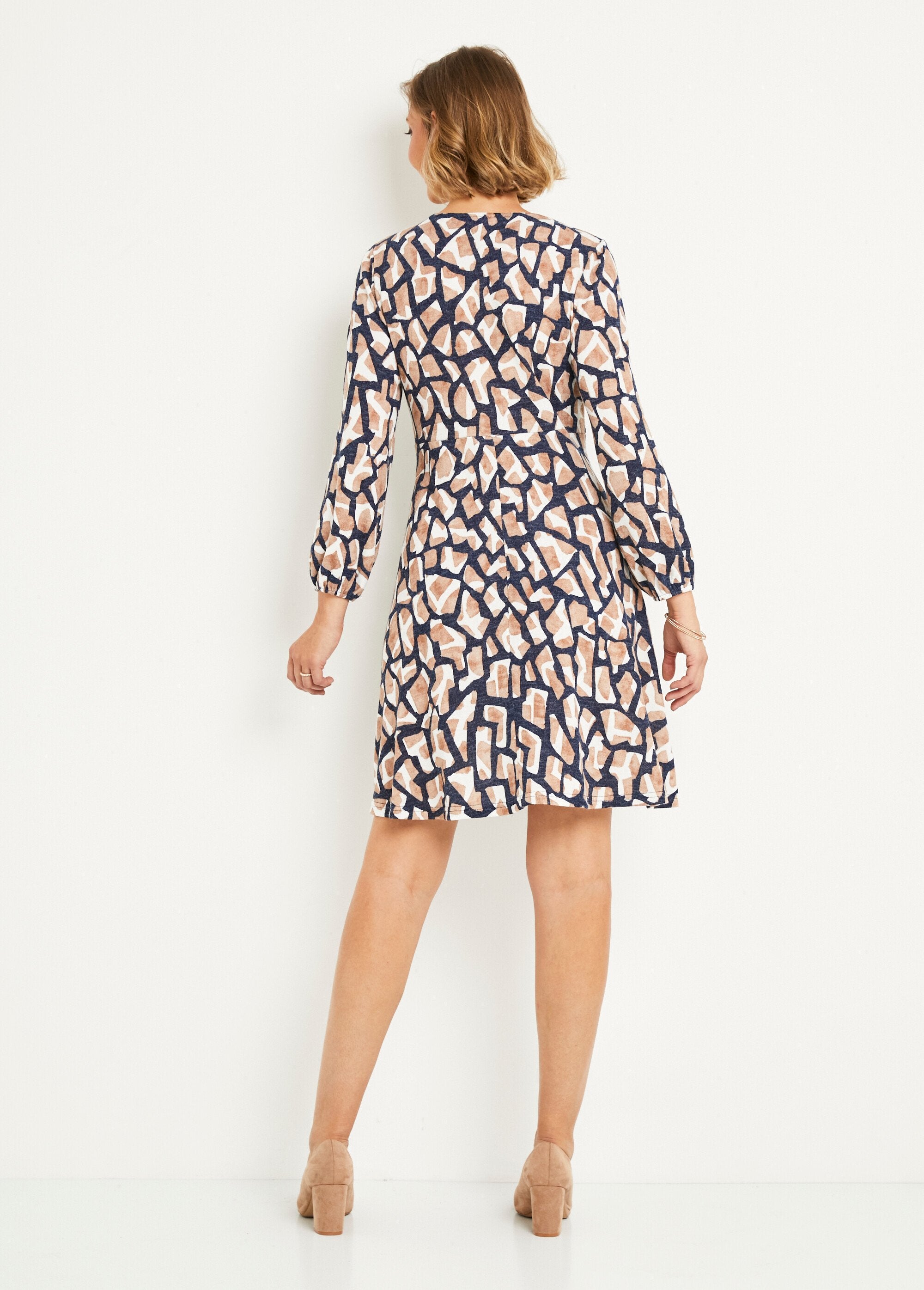 Short_graphic_knit_dress_with_V-neck_Blue_and_camel_DO1_slim