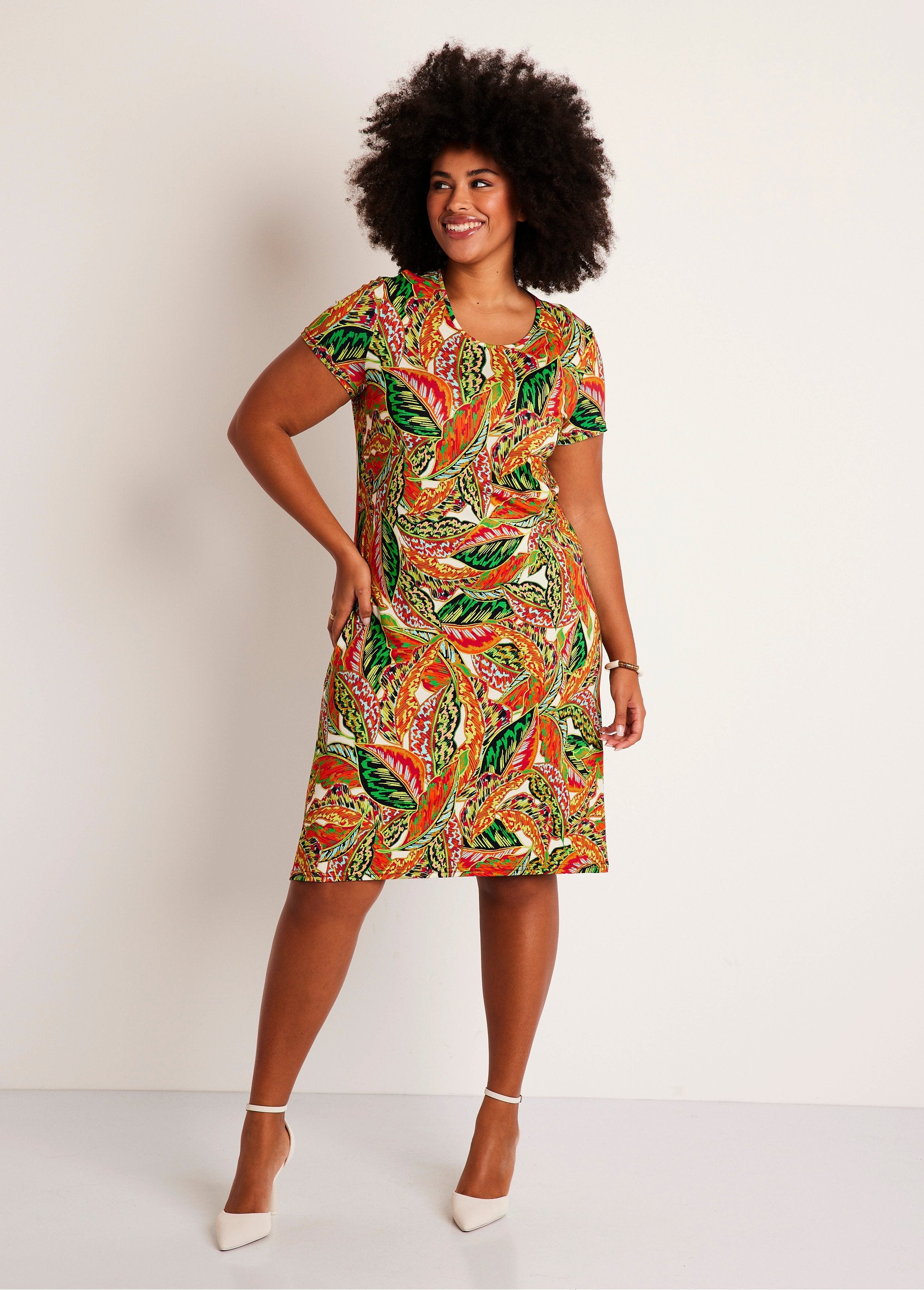 Short_straight_knit_dress_with_foliage_pattern_Green_and_red_FA1_curvy