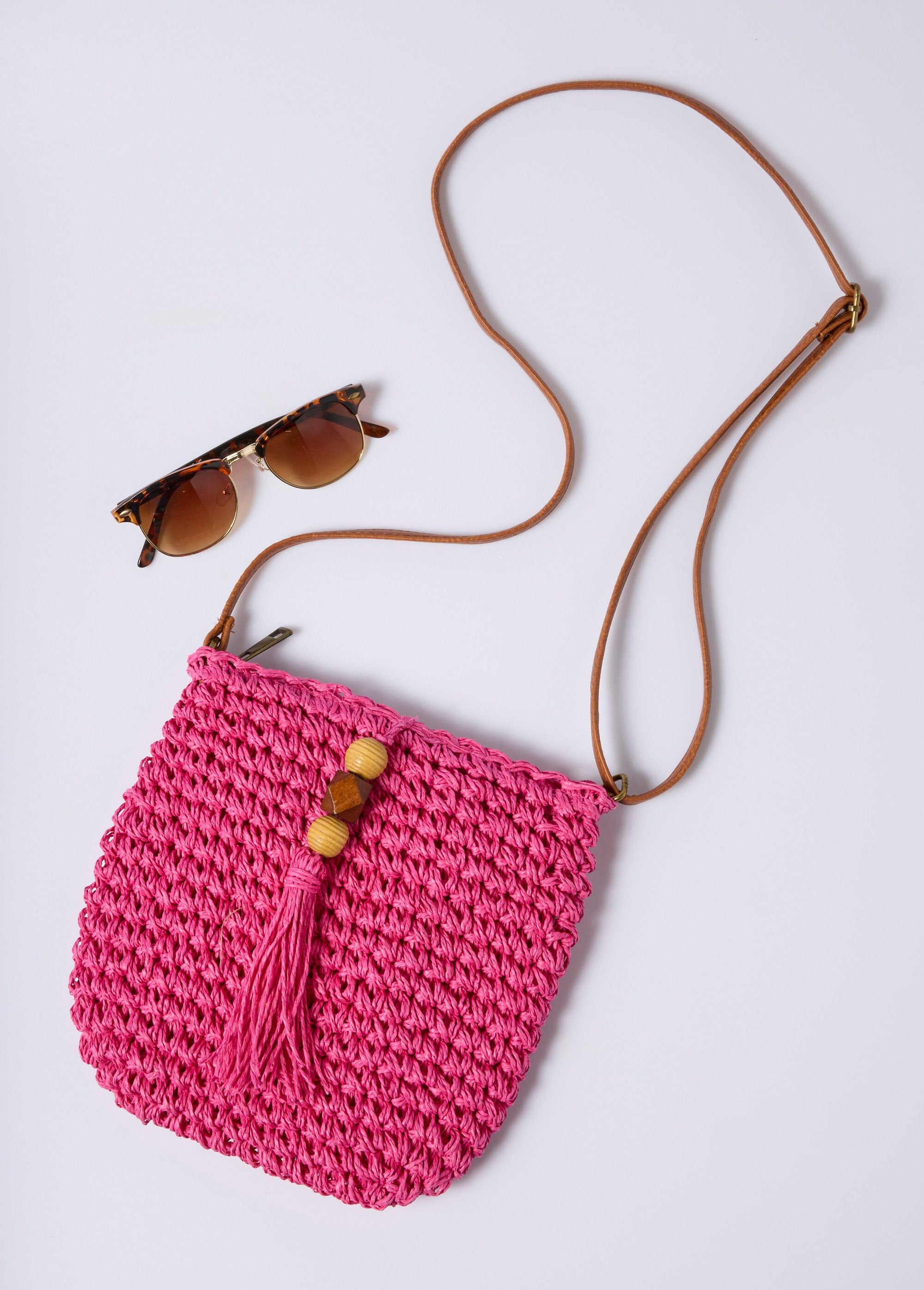 Straw_shoulder_bag,_pearl_pompom_Fuchsia_FA1_slim