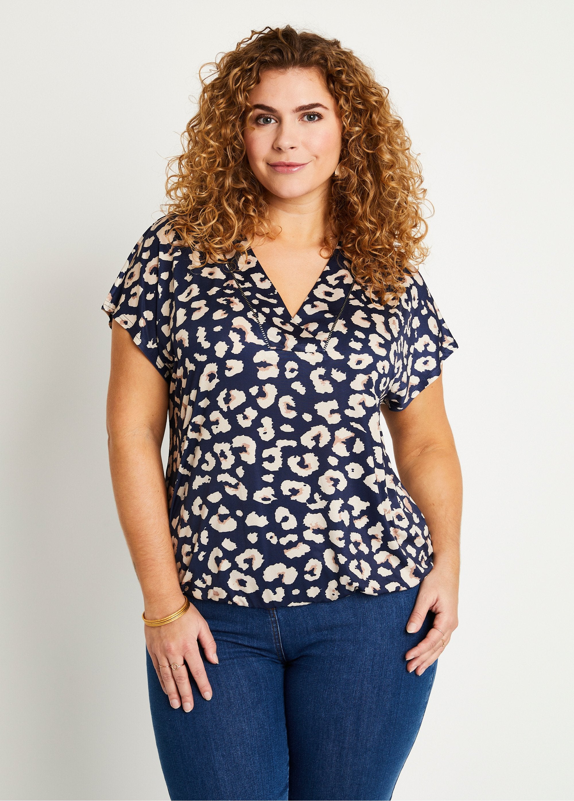 Blousant_animal_print_V-neck_T-shirt_Navy_and_beige_FA1_curvy