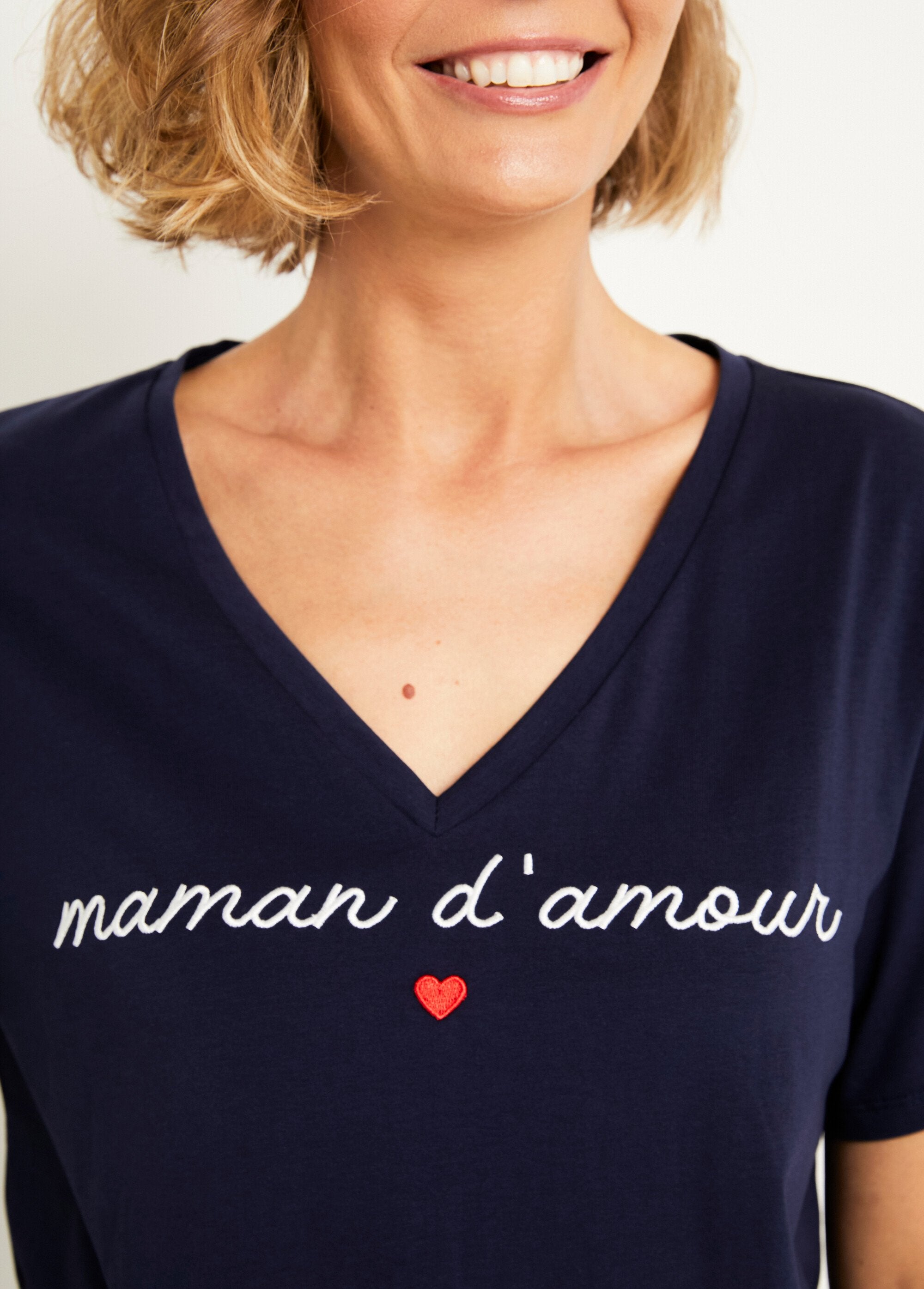 V-neck_T-shirt_with_embroidered_message_Marine_DE1_slim