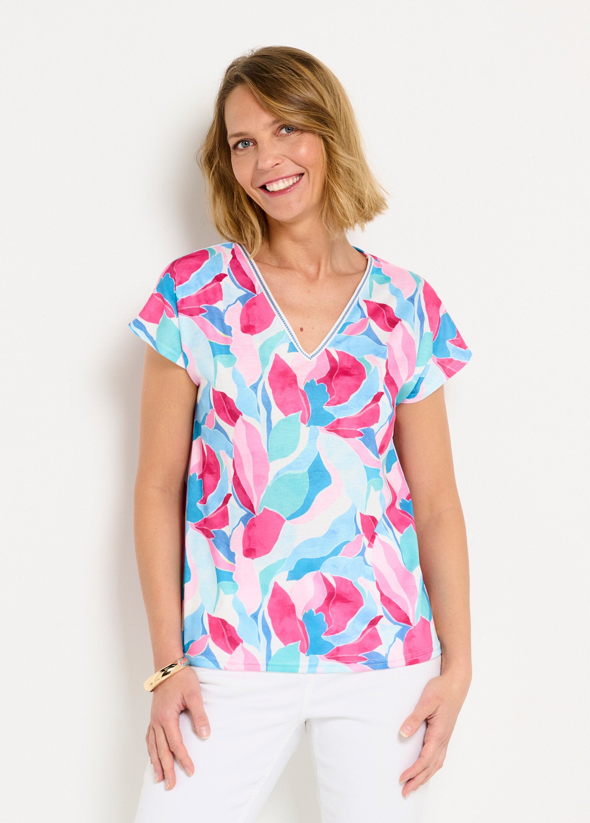 T-shirt_court_col_V_brillant_imprimé_Bleu_et_rose_FA1_slim