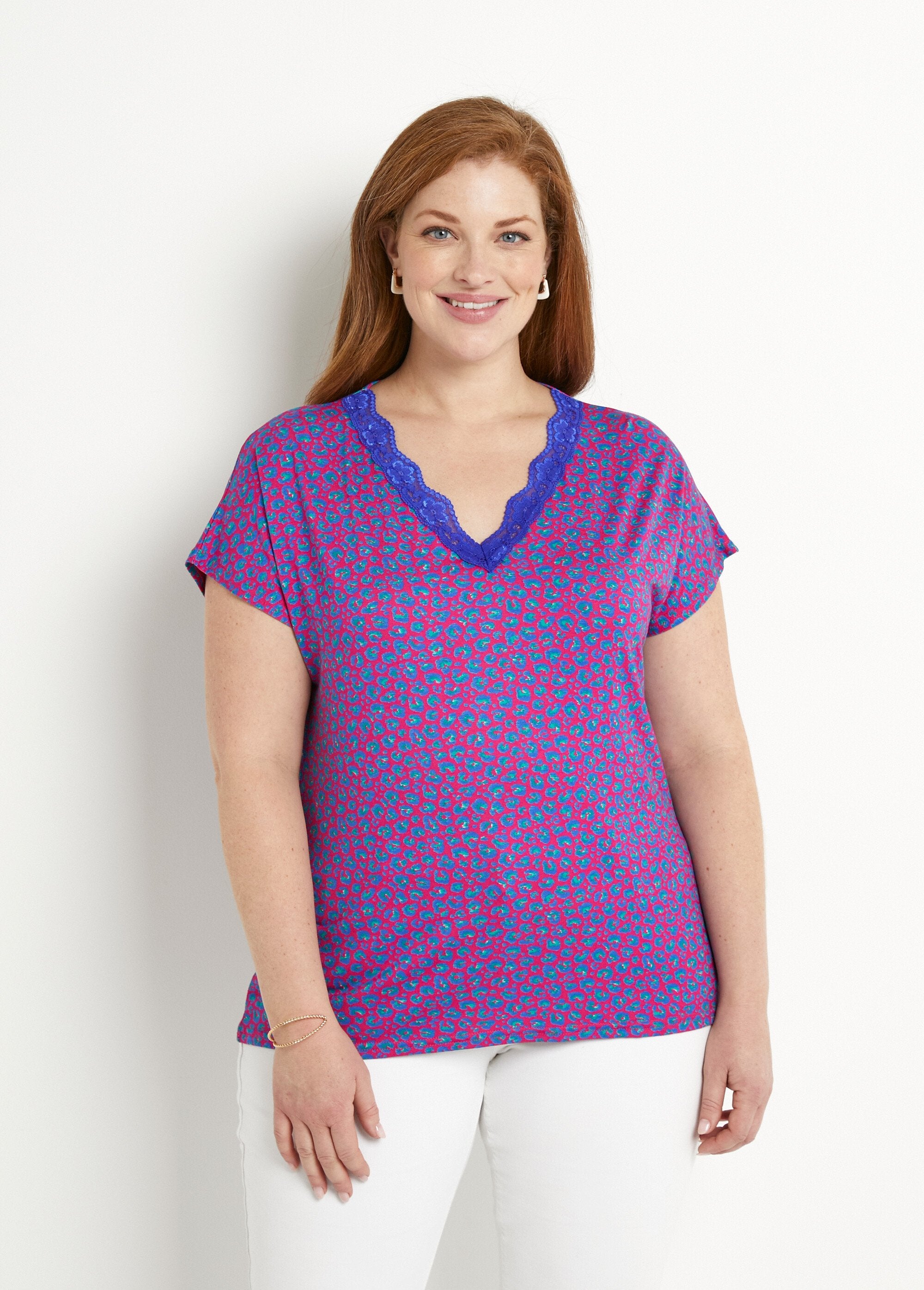 Short_stretch_lace_t-shirt_Fuchsia_background_FA1_curvy