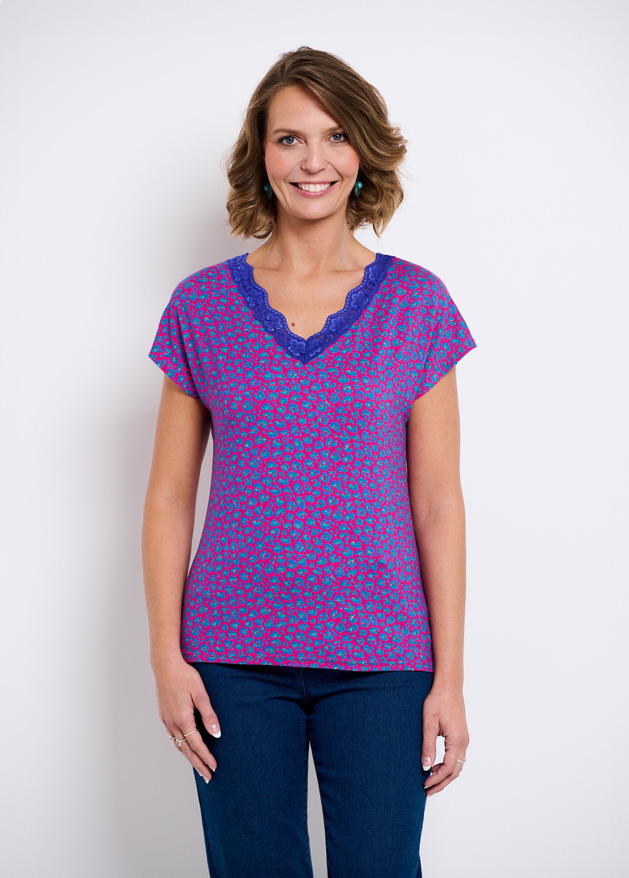 Short_stretch_lace_t-shirt_Fuchsia_background_FA1_slim