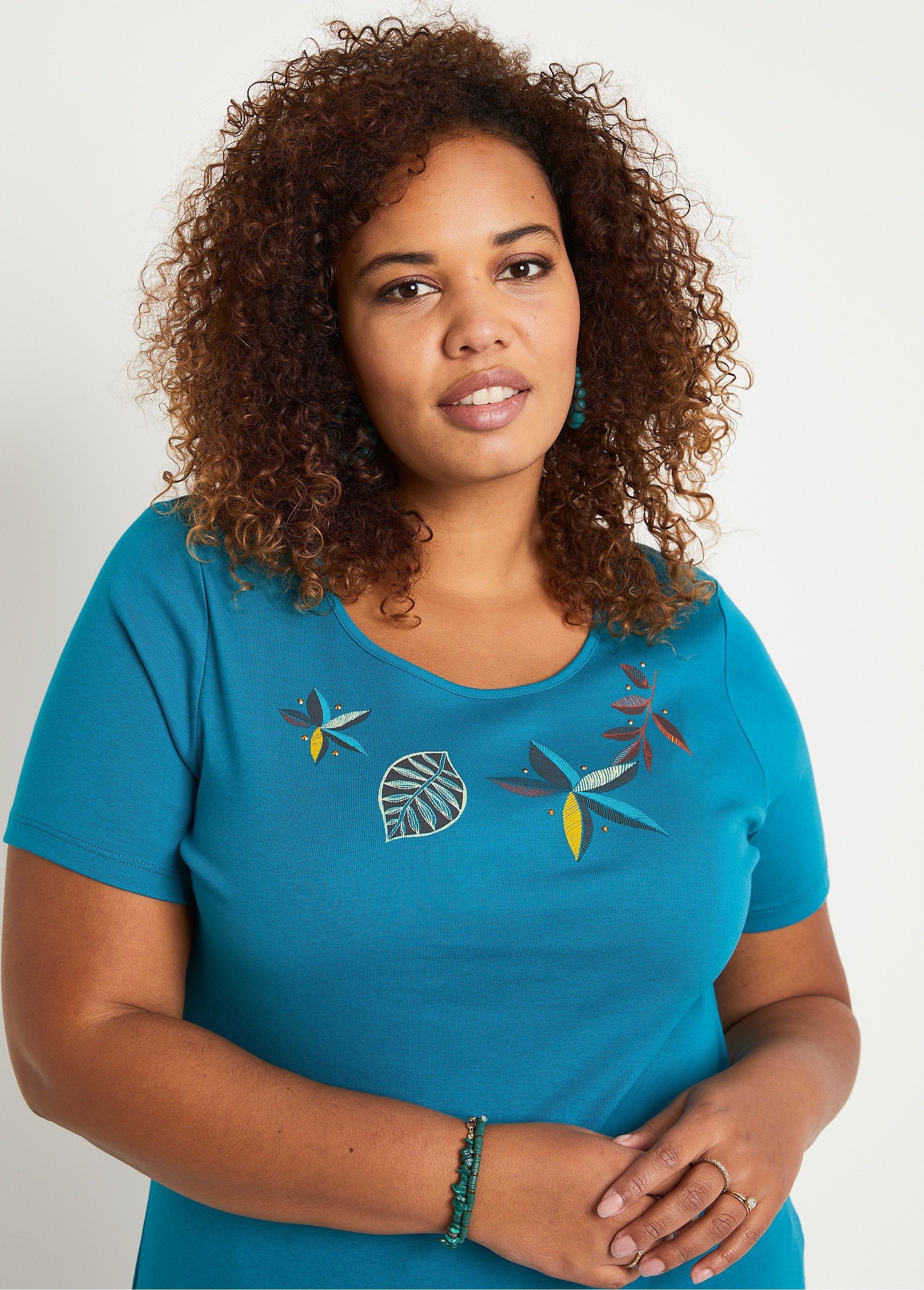 Long_straight_short-sleeved_t-shirt_Aqua_DE1_curvy