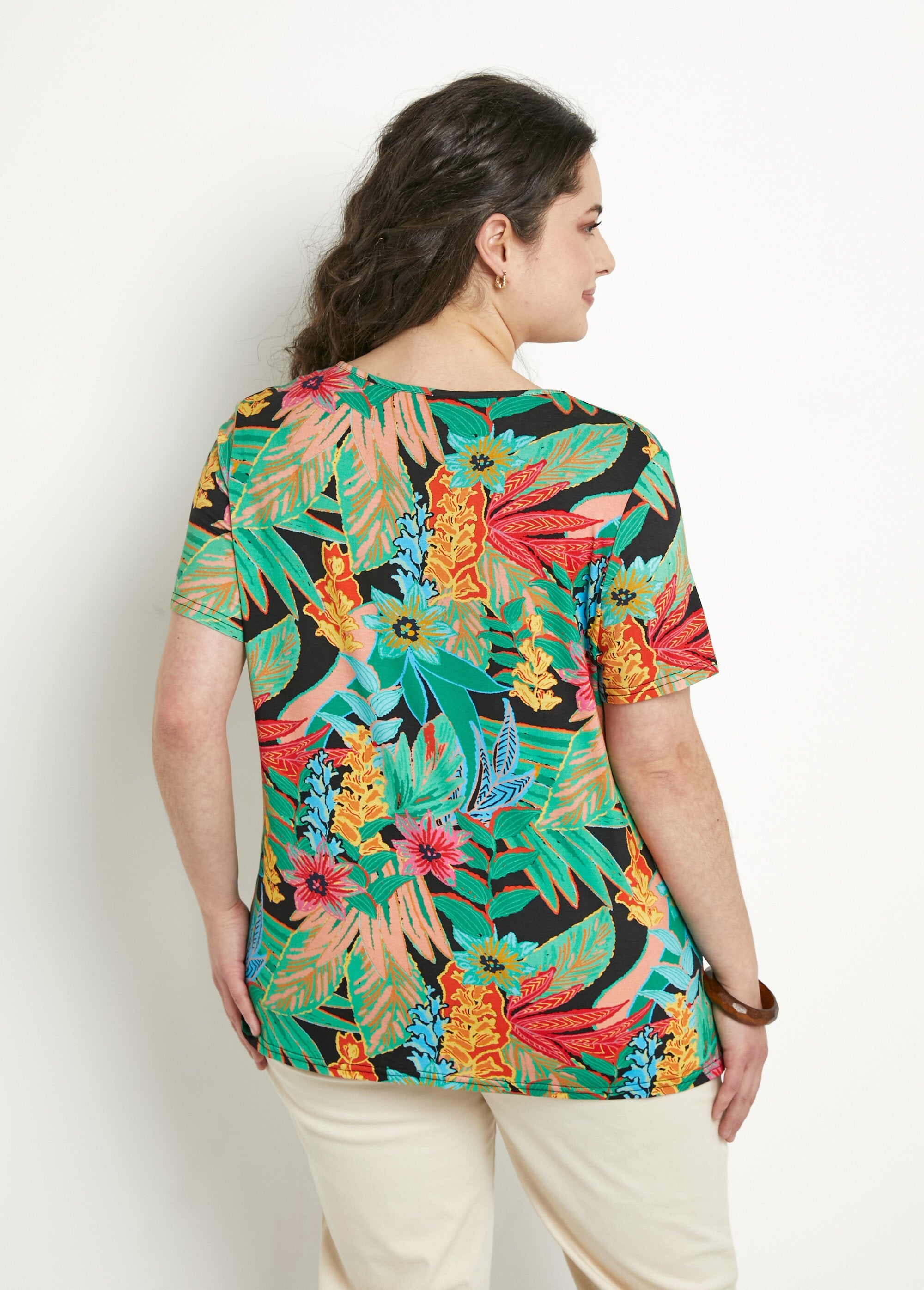 Long_round_neck_t-shirt_with_exotic_print_and_short_sleeves_Black_background_DO1_curvy