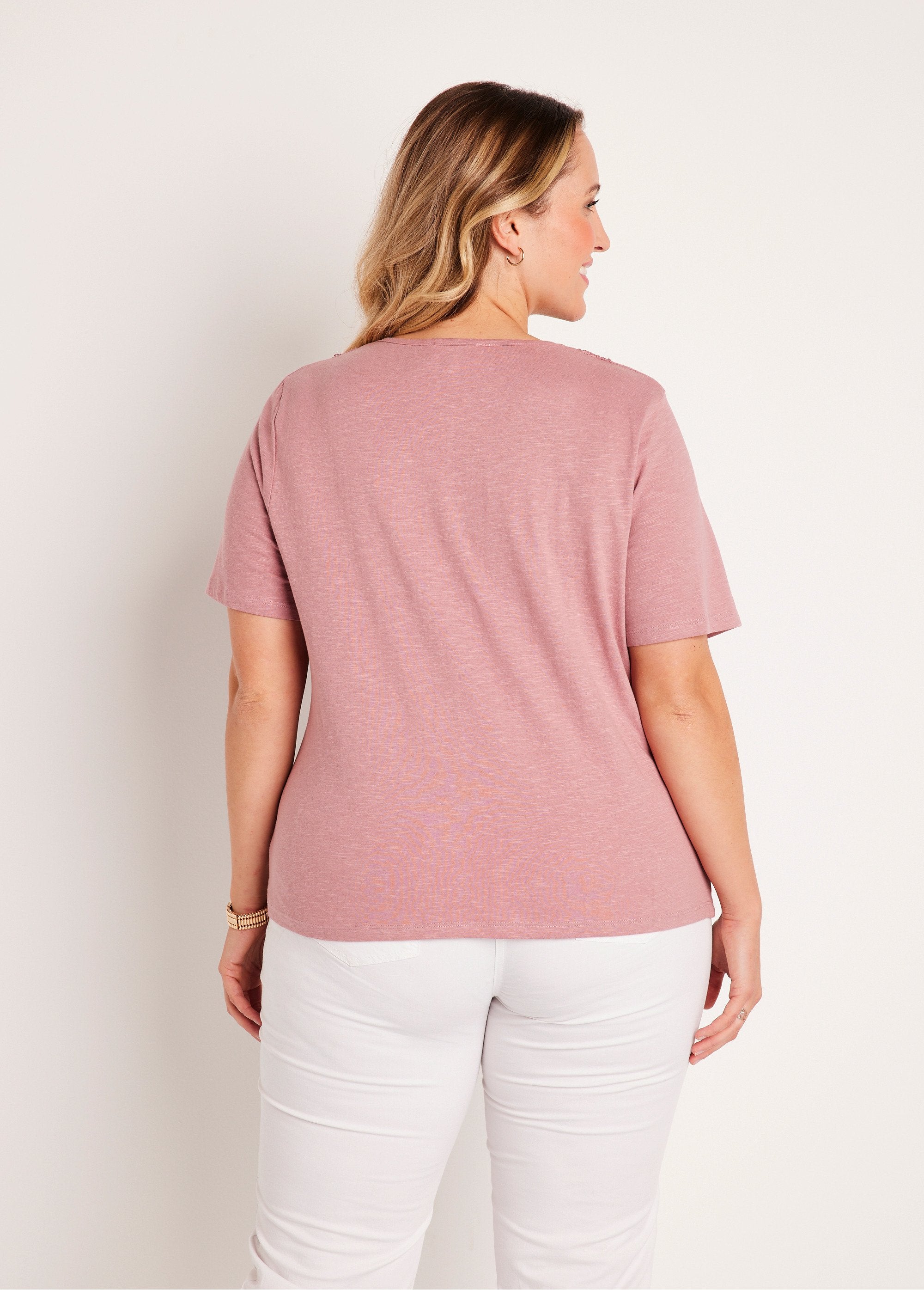 Short-sleeved_cotton_and_macramé_T-shirt_Pink_DO1_curvy