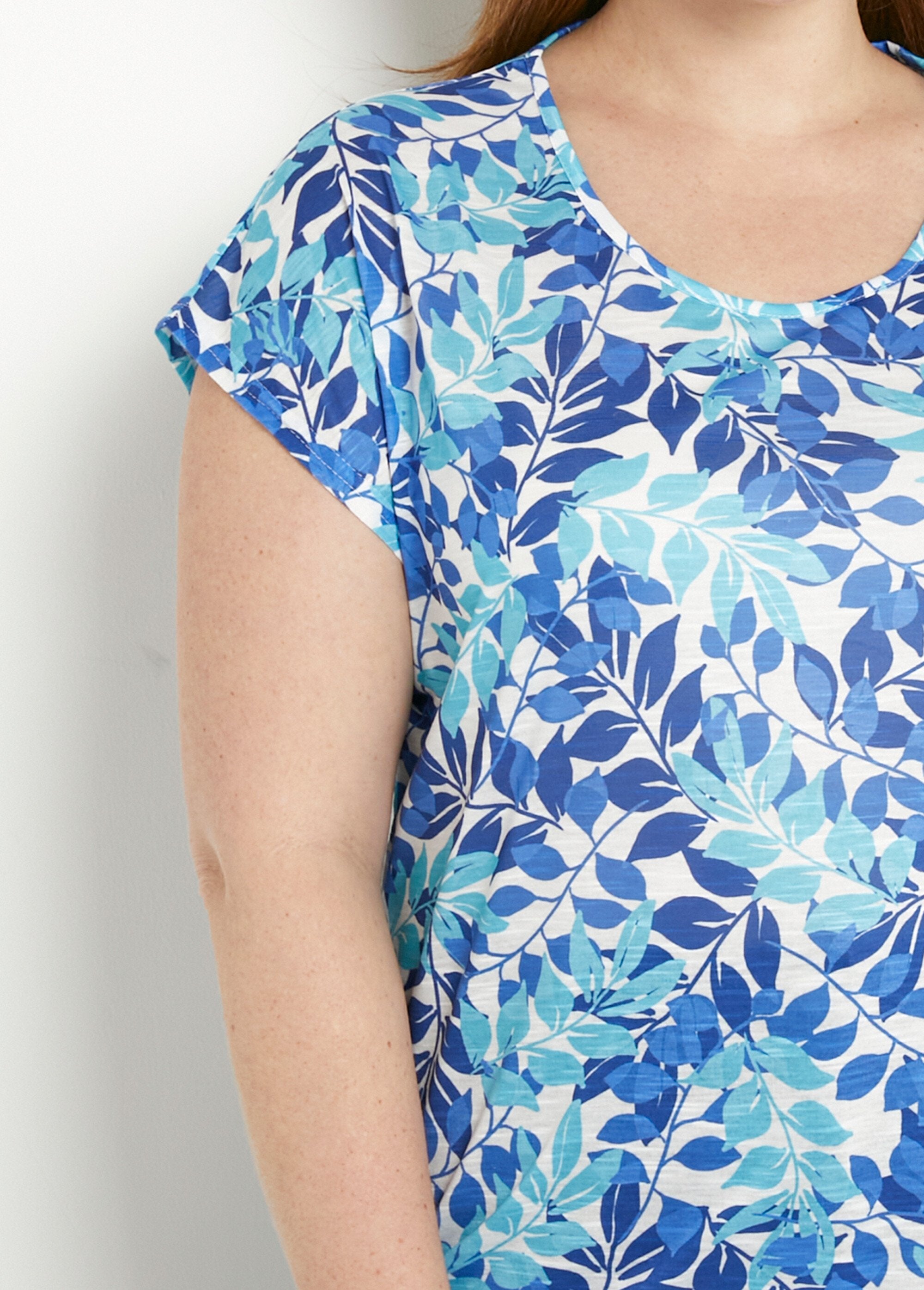 Short-sleeved_T-shirt_with_leaf_print_and_round_neck_Blue_and_aqua_DE1_curvy