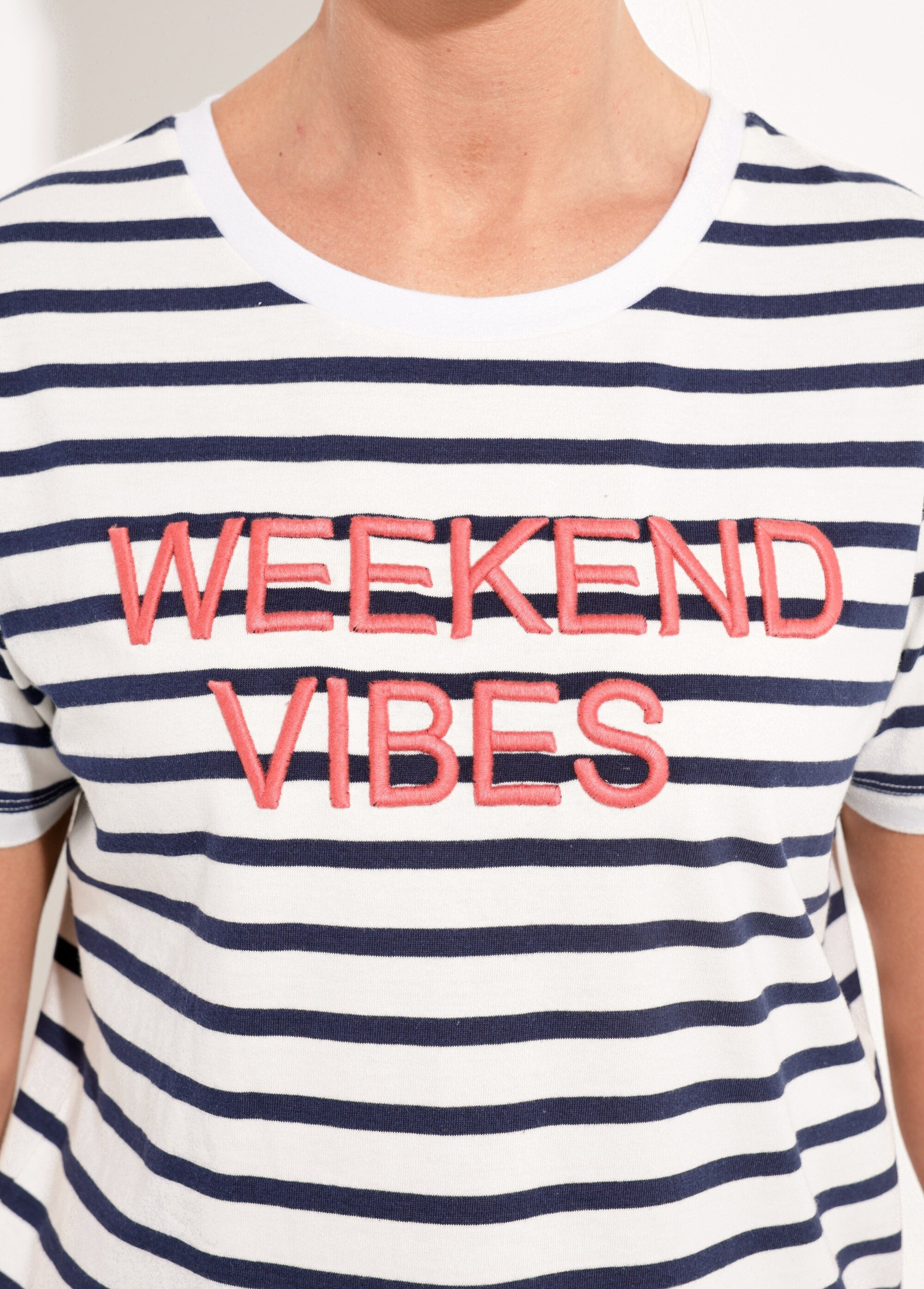 T-shirt_message_brodé_manches_courtes_Blanc_et_marine_DE1_slim