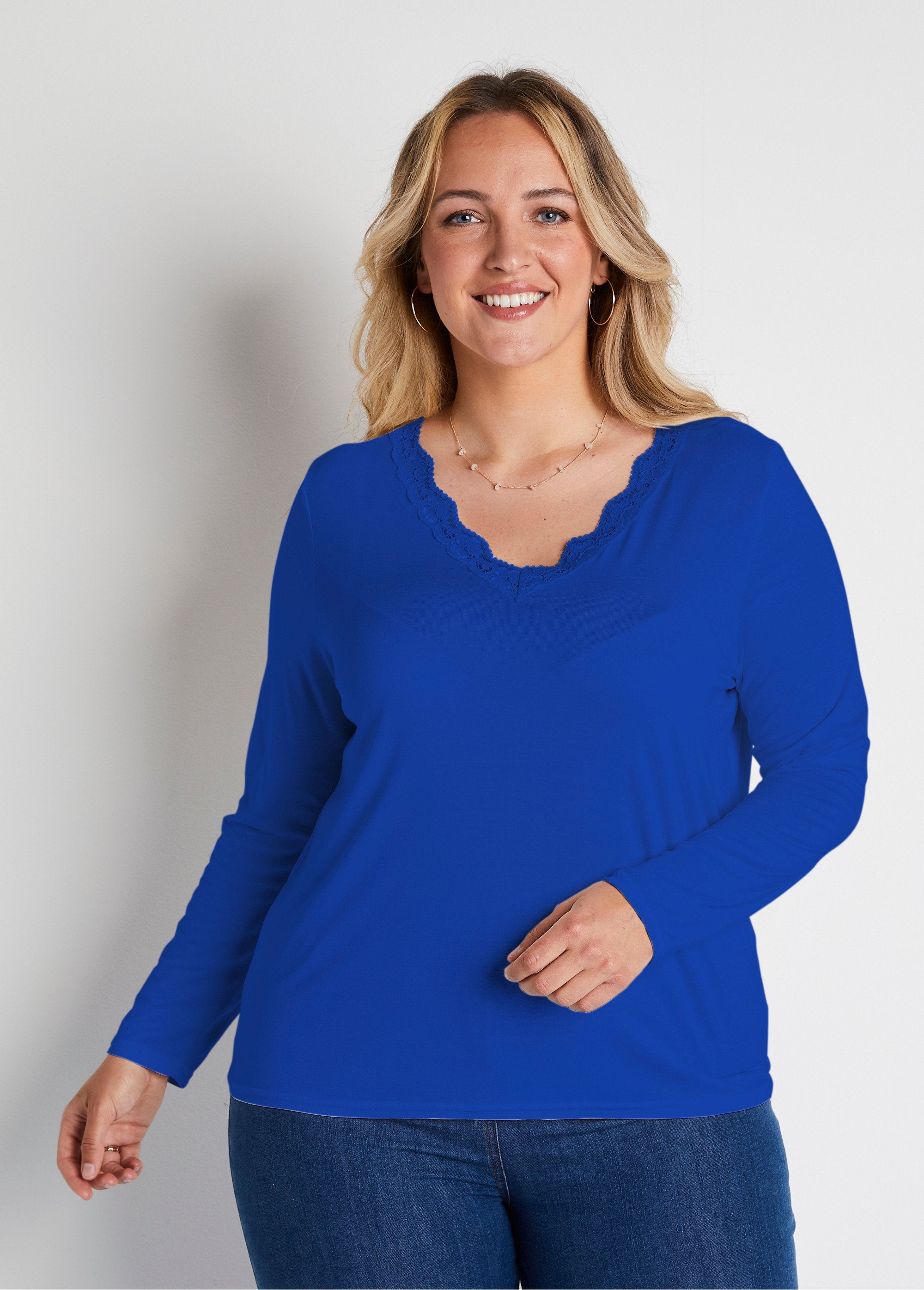 Short_lace_V-neck_long-sleeved_t-shirt_Hard_blue_FA1_curvy