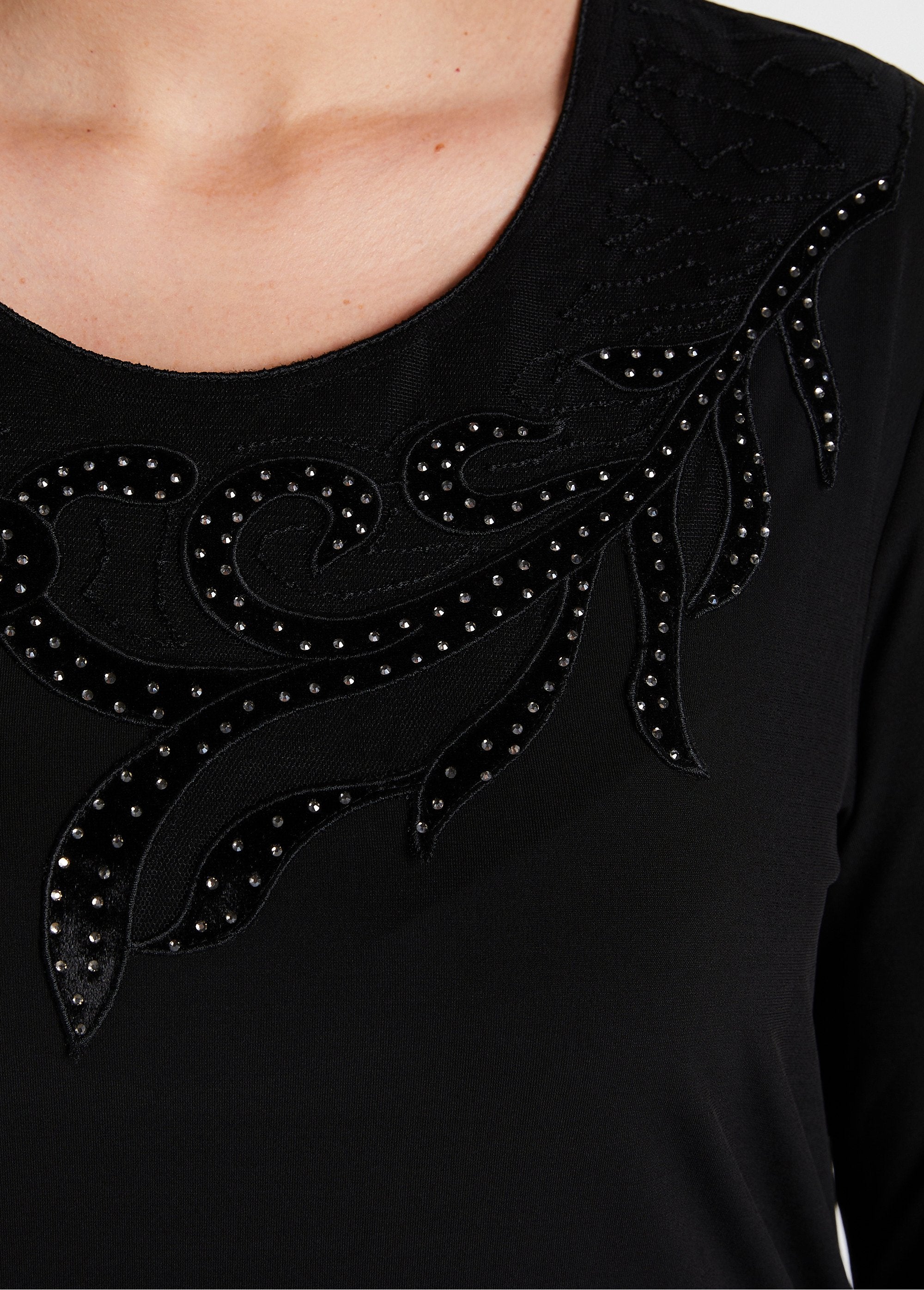 Short_round_neck_rhinestone_embroidered_fishnet_t-shirt_Black_DE2_curvy