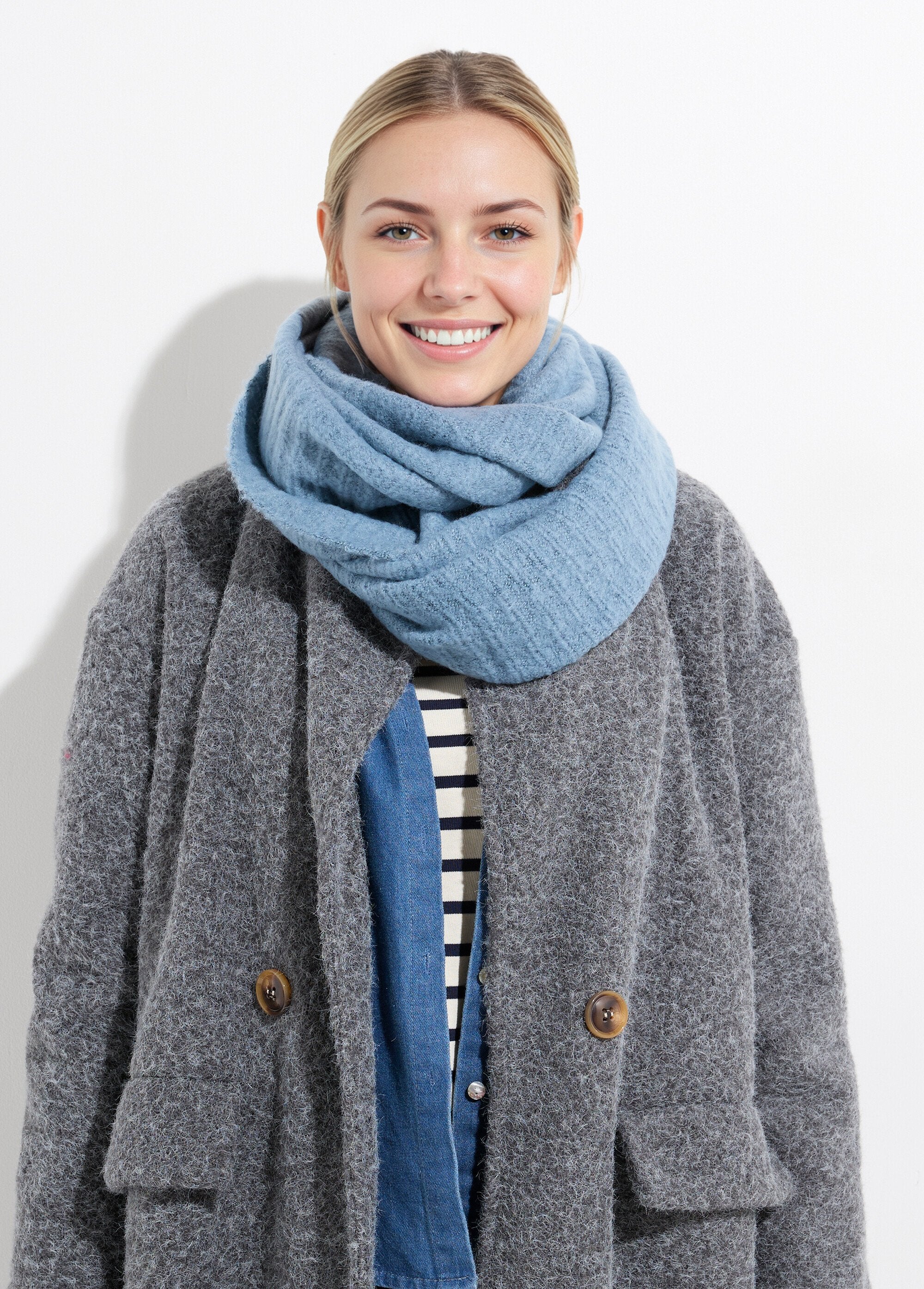 Snood_neck_warmer_in_fluffy_knit_Blue_FA1_slim