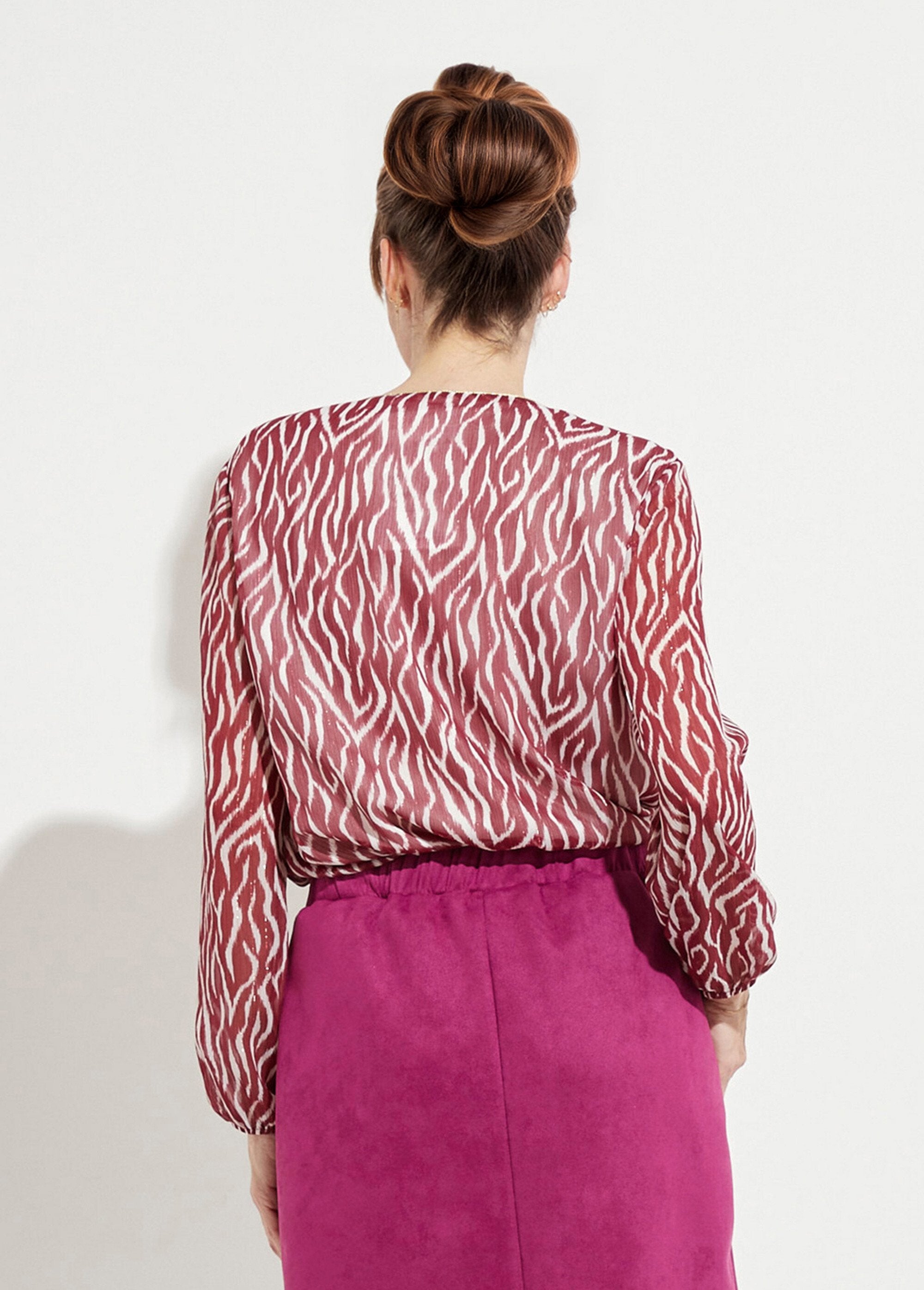 V-neck_tunic_with_printed_voile_lining_Burgundy_print_DO1_slim