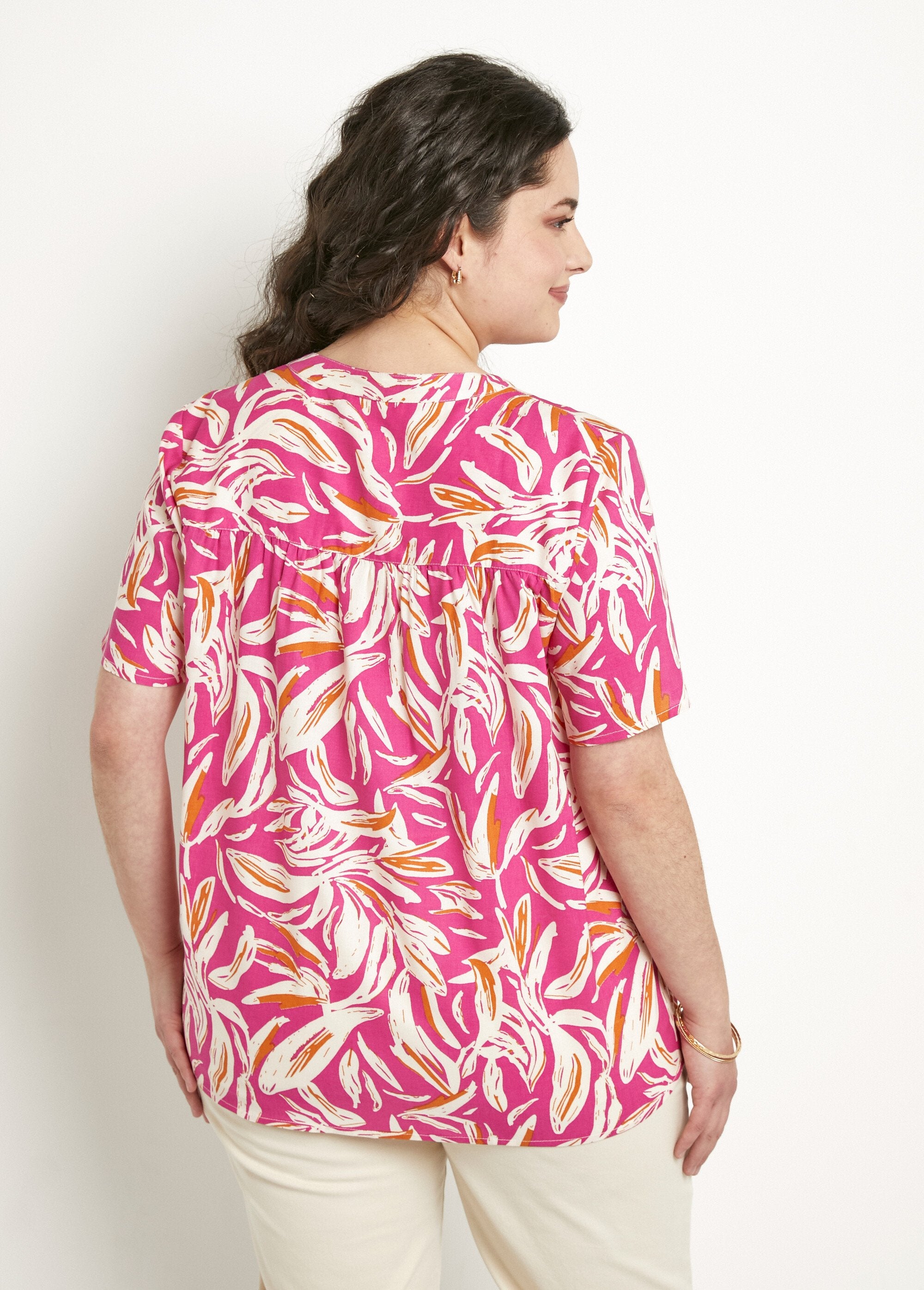 Loose_printed_buttoned_V-neck_tunic_Pink_and_white_DO1_curvy