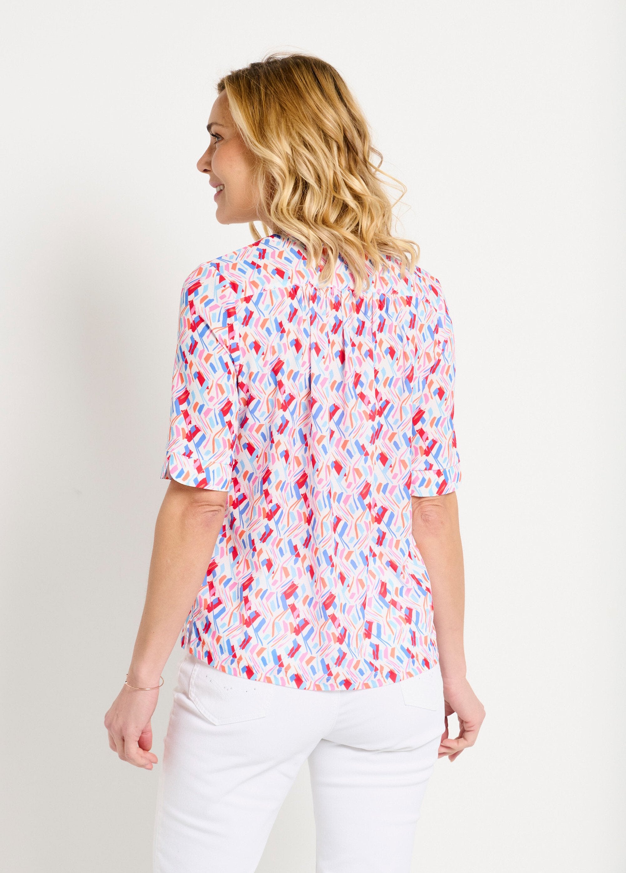 Straight_V-neck_tunic_with_short_printed_sleeves_Blue_and_pink_DO1_slim