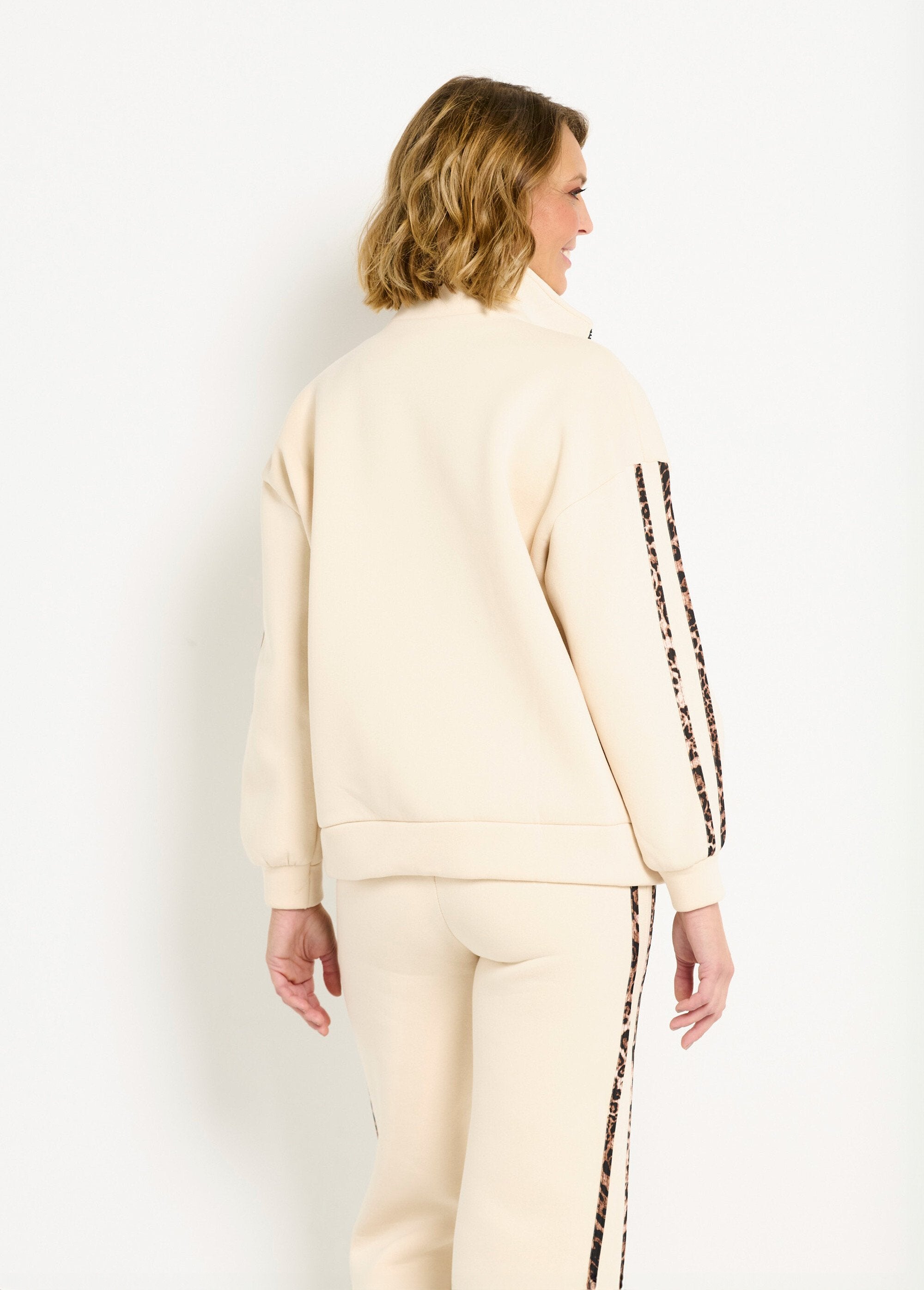 Comfort_fleece_jacket_with_leopard_stripes_Beige_DO1_slim